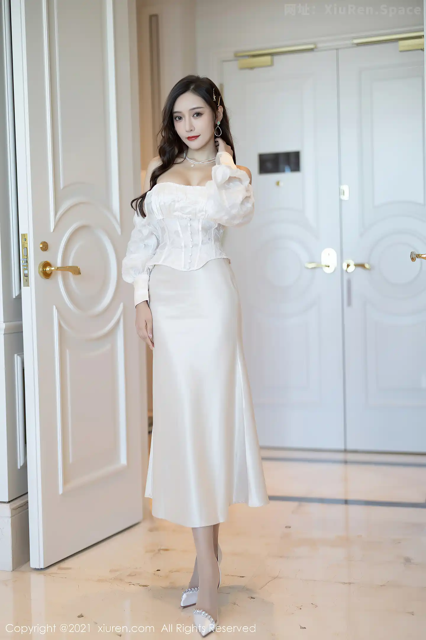 图片[3]-[XiuRen秀人网]VOL.4136 女神王馨瑶yanni深圳旅拍百变多姿服饰秀完美身材撩人诱惑写真97P-秀人网官方网站